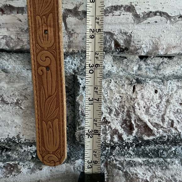 Beautiful leather embossed belt with silver detailed buckle. Excellent condition - Picture 4 of 6